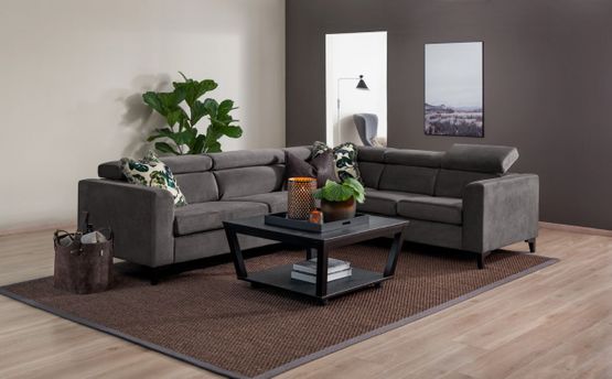Lyst rom møblert med sofa og kaffebord