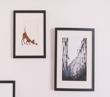 3 rammer med bilder av dyr og bygninger