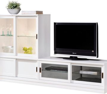 Hvitt tv-bord med tv og dvd-spiller