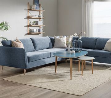 Lys stue med stor lyseblå 6-seters sofa